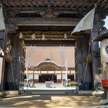 Kongobu-ji (Mont Koya), Porte principale Seimon et vue sur Daigenkan