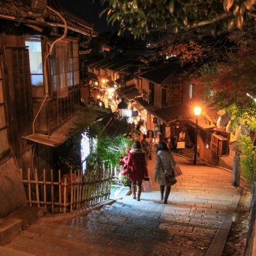 Allées Ninenzaka et Sannenzaka de nuit (Kyoto) 3