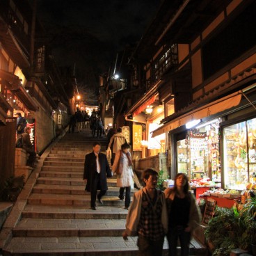 Allées Ninenzaka et Sannenzaka de nuit (Kyoto)