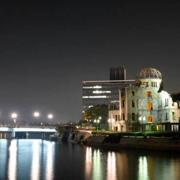 Dôme de Genbaku (Hiroshima), vue de nuit depuis le Parc du Mémorial de la Paix de Hiroshima 