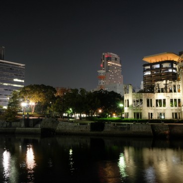 Dôme de Genbaku (Hiroshima), vue de nuit depuis le Parc du Mémorial de la Paix de Hiroshima 2