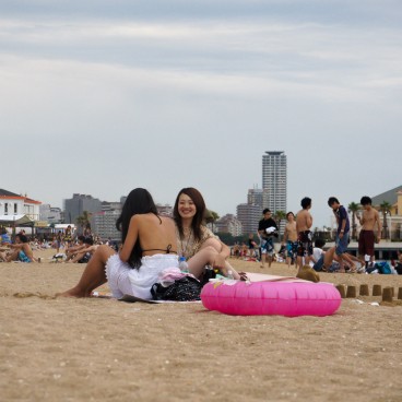 Seaside Momochi (Fukuoka), Jeunes touristes sur la plage