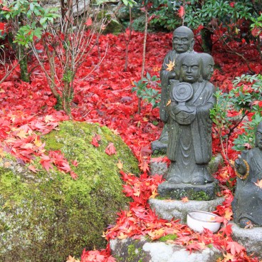 Daisho-in (Miyajima), statues bouddhistes et érables rouges à l'automne