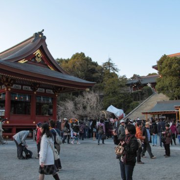 Tsurugaoka Hachiman-gu (Kamakura), pavillon Maiden et escaliers vers la partie supérieure du sanctuaire