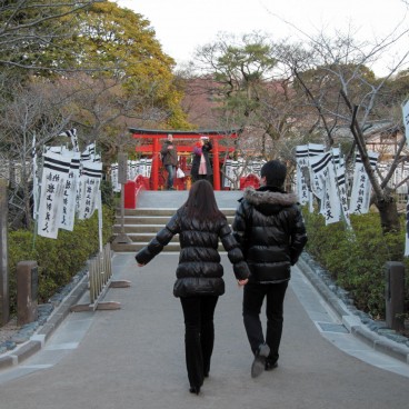 Tsurugaoka Hachiman-gu (Kamakura), visiteurs dans l'enceinte du sanctuaire