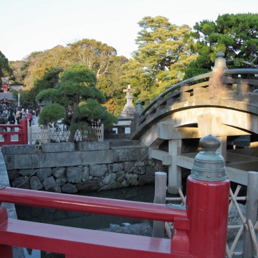Tsurugaoka Hachiman-gu (Kamakura), pont tambour Taiko-bashi à l'entrée du sanctuaire 