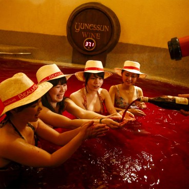Japonaises dans un bain de Beaujolais Nouveau ©Reuters