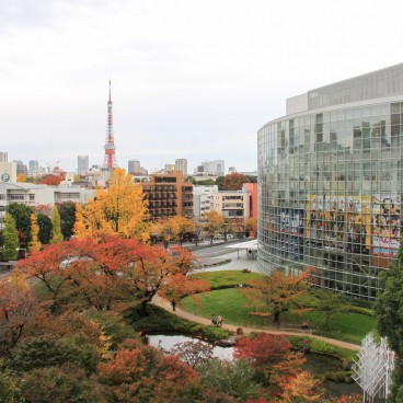 Vue sur le jardin Mohri à l'automne et la Tour de Tokyo depuis Roppongi Hills