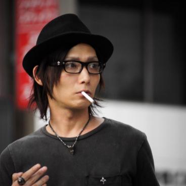 Japonais cigarette à la bouche dans la rue