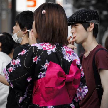 Japonais(es) en train de fumer dans la rue 