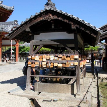 Kofuku-ji (Nara), Bassin d'ablutions et plaques votives ema