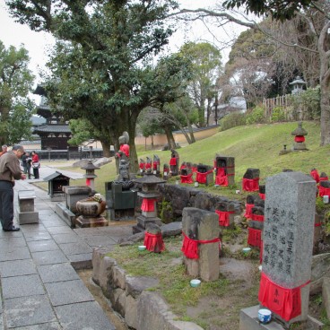 Kofuku-ji (Nara), Stèles derrière la pagode à trois étages