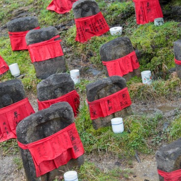 Kofuku-ji (Nara), Stèles derrière la pagode à trois étages 2