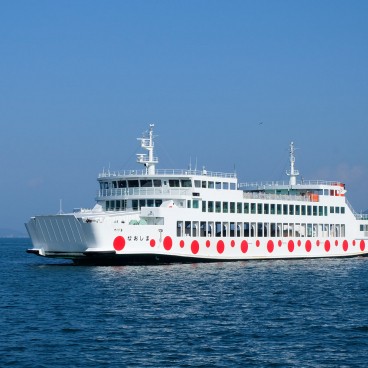 Naoshima, Ferry assurant les liaisons avec l'île