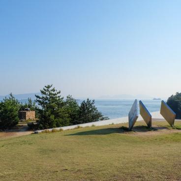 Triennale de Setouchi, île Naoshima, sculpture Three Squares Vertical Diagonal II de George Rickey