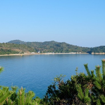 Naoshima, Vue d'ensemble sur la plage et la sculpture Yellow Pumpkin 2