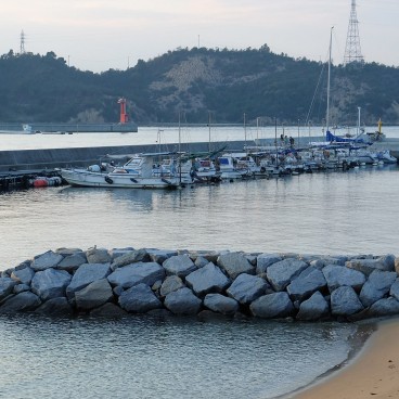 Naoshima, Vue sur le port de Miyaura et la sculpture Citrouille rouge de Yayoi Kusama