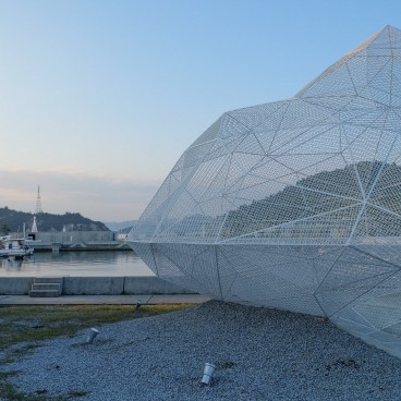 Naoshima, Pavillon de Naoshima sur le port de Miyaura