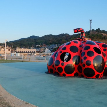 Naoshima, Sculpture Citrouille rouge de Yayoi Kusama