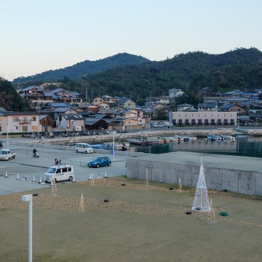 Naoshima, Vue d'ensemble du port de Miyanoura