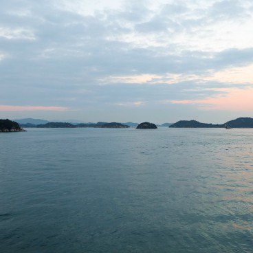 Naoshima, Vue sur les îles de la mer intérieure de Seto au coucher du soleil