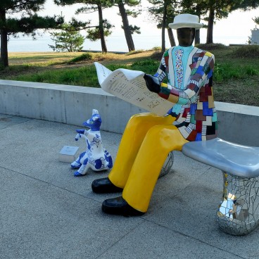 Naoshima, Sculpture Le banc de Niki de Saint Phalle