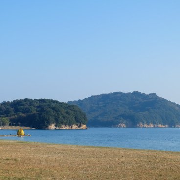 Naoshima, Benesse House, Plage avec vue sur la citrouille jaune Pumpkin by Yayoi Kusama 2