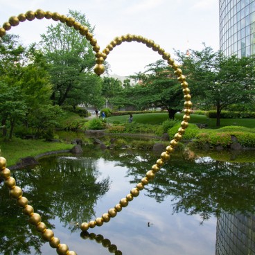 Jardin Mohri et œuvre Kin no Kokoro de Jean-Michel Othoniel à Roppongi Hills