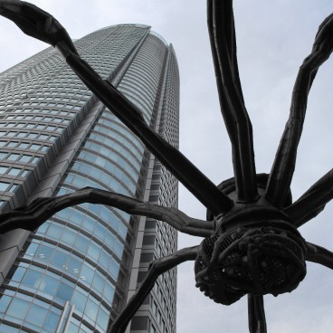 Araignée Maman de Louise Bourgeois à la base de Mori Tower