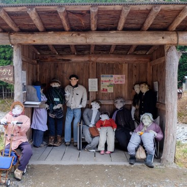 Kakashi no Sato, épouvantails à l'arrêt de bus