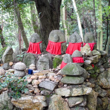 Temple Chion-in à Kyoto, Stèles bouddhistes habillées de bavoirs rouges
