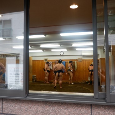 Vue depuis la rue sur l'entraînement de Sumos à Arashio Beya, Ryogoku, Tokyo