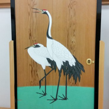 Château de Kumamoto, porte ornée du motif de grues du Japon de l'ancienne exposition intérieure du donjon