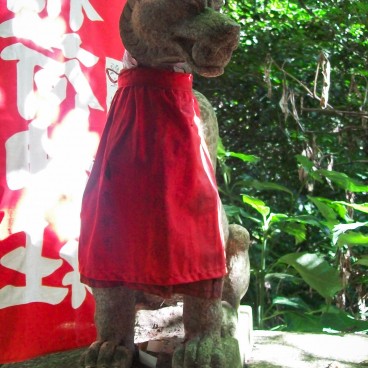 Sasuke Inari-jinja (Kamakura), Statuette de renard avec tablier rouge