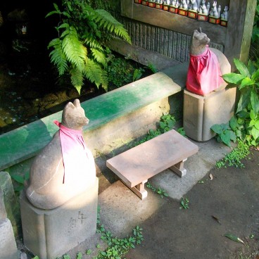 Sasuke Inari-jinja (Kamakura), Statuettes de renards