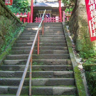 Sasuke Inari-jinja (Kamakura), Escalier