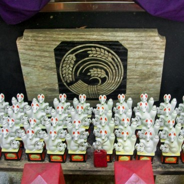 Sasuke Inari-jinja (Kamakura), Statuettes de renards 2