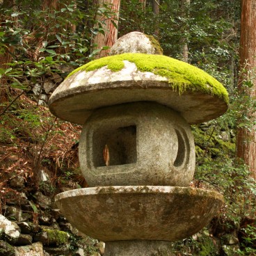 Takao (Kyoto), temple Kozan-ji et lanterne en pierre recouverte de mousse