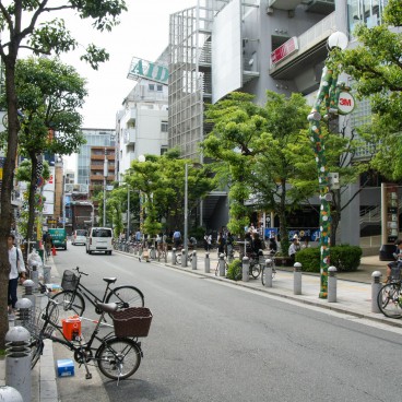 America Mura (Osaka), Rue et lampadaires originaux