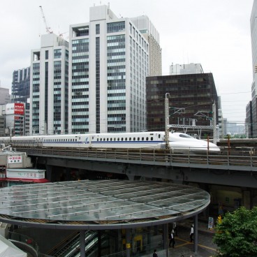 Kotsu Kaikan Coline (Tokyo), Vue sur un Shinkansen depuis la terrasse arborée
