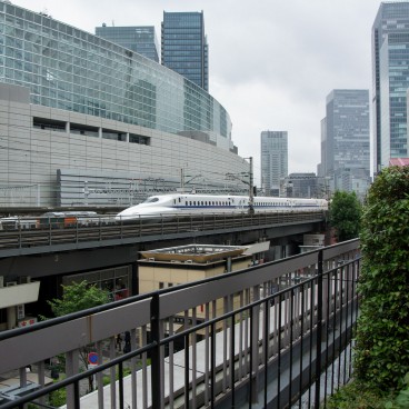 Kotsu Kaikan Coline (Tokyo), Vue sur un Shinkansen depuis la terrasse arborée 2