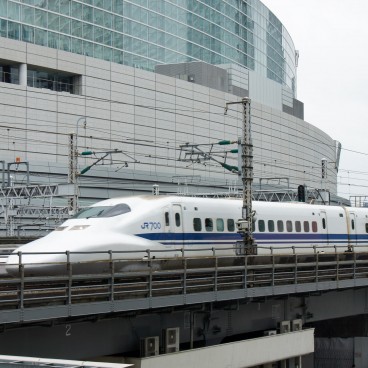 Kotsu Kaikan Coline (Tokyo), Vue sur un Shinkansen depuis la terrasse arborée 3