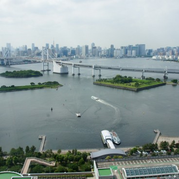 Fuji TV (Odaiba), vue sur Rainbow Bridge et Tokyo depuis l'observatoire