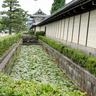 Higashi Hongan-ji (Kyoto), enceinte extérieure et Tour de Kyoto