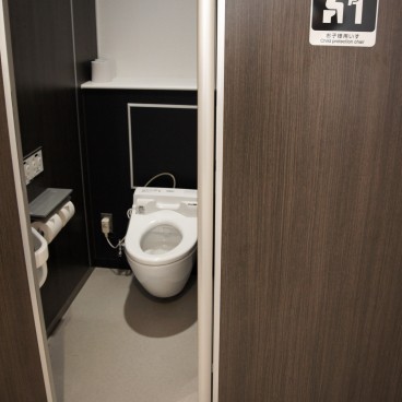 Toilettes japonaises avec un espace pour les enfants 
