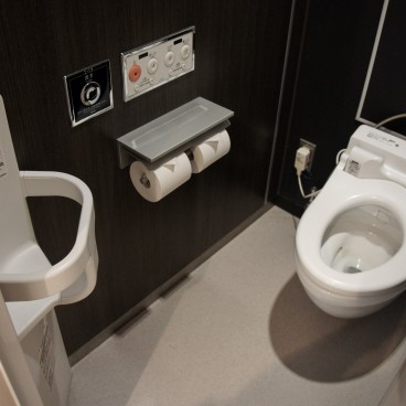 Toilettes japonaises avec un espace pour les enfants 2