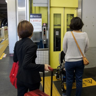 Ascenseur à la gare au Japon pour les valises et les poussettes