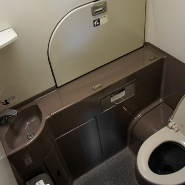 Toilettes japonaises avec un espace pour les enfants 3