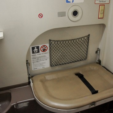 Table à langer dans les toilettes japonaises