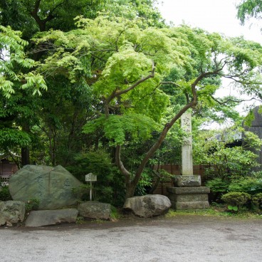 Chofu, Jindai-ji, Stèles